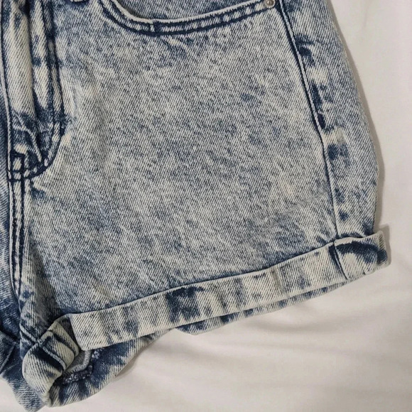 Pacsun Drawn Blue Denim Mom Shorts, Color Light Acid Wash Size 25 - Picture 8 of 16